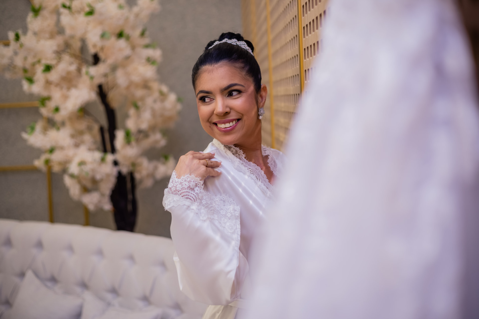 Noiva sorrindo durante o making of