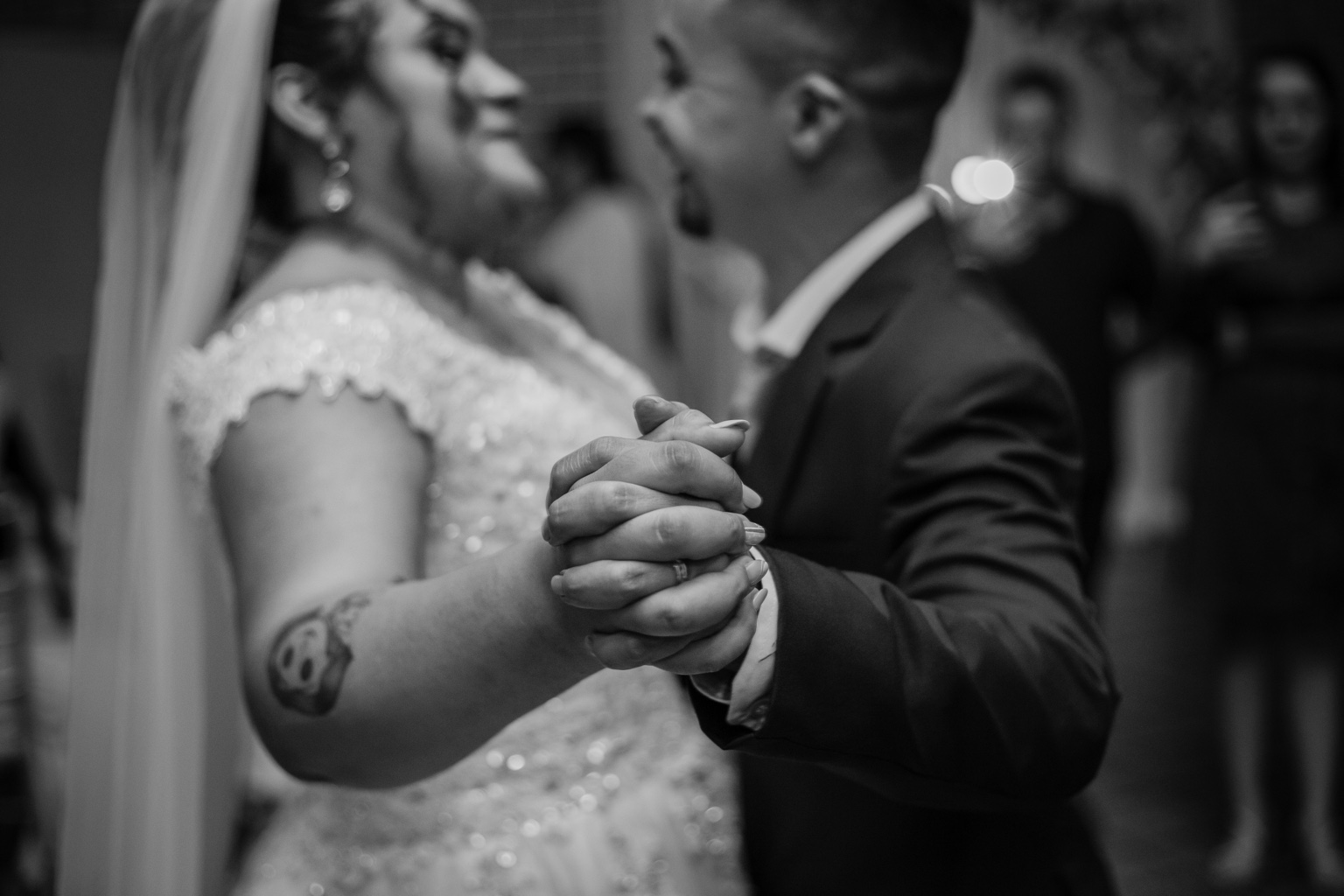 Mãos dos noivos durante a dança