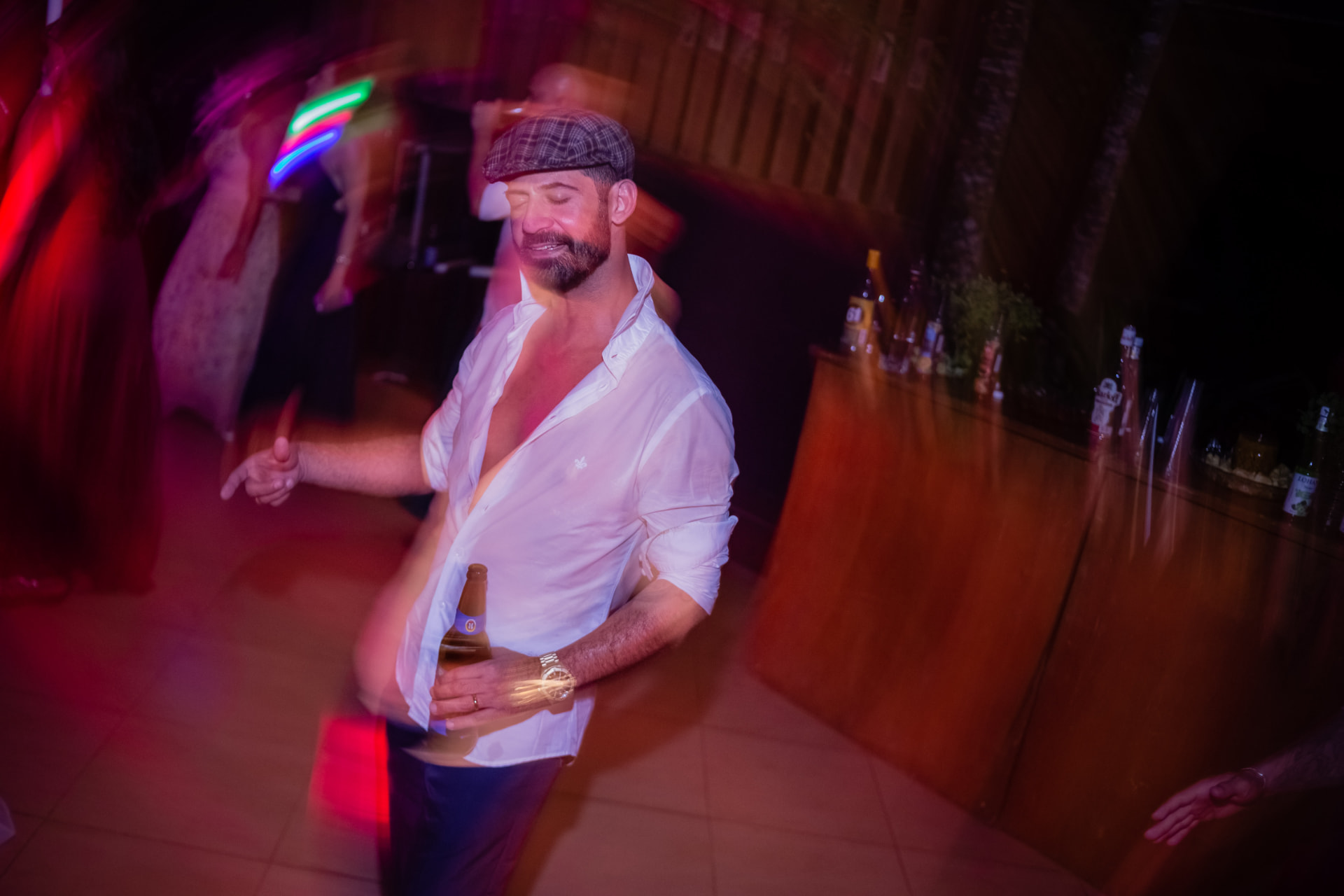 Convidado dançando durante a festa